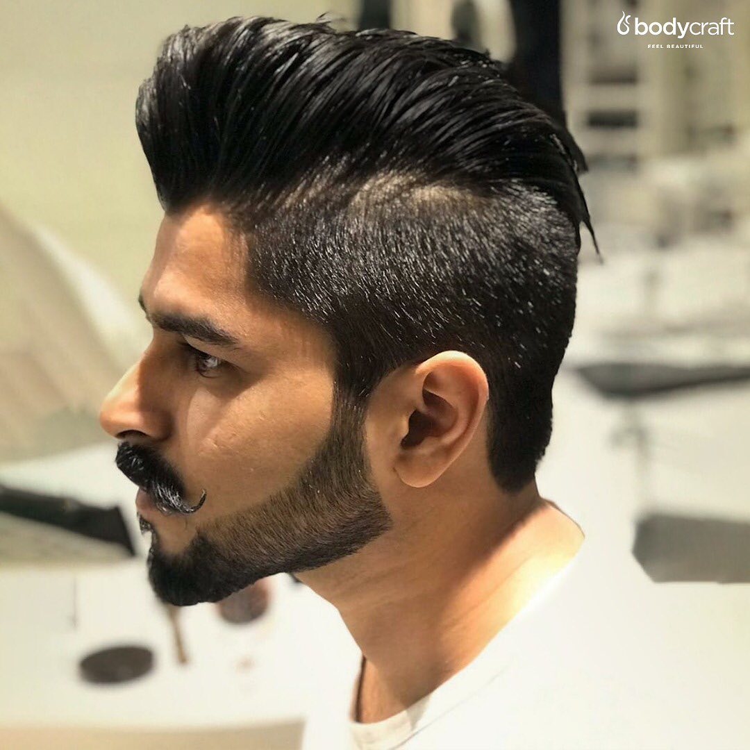 Corte de cabelo masculino liso Pompadour