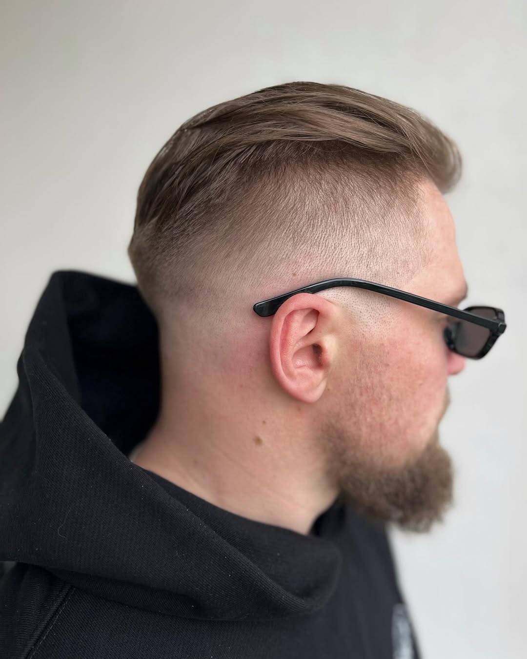 Corte de cabelo masculino liso Undercut 