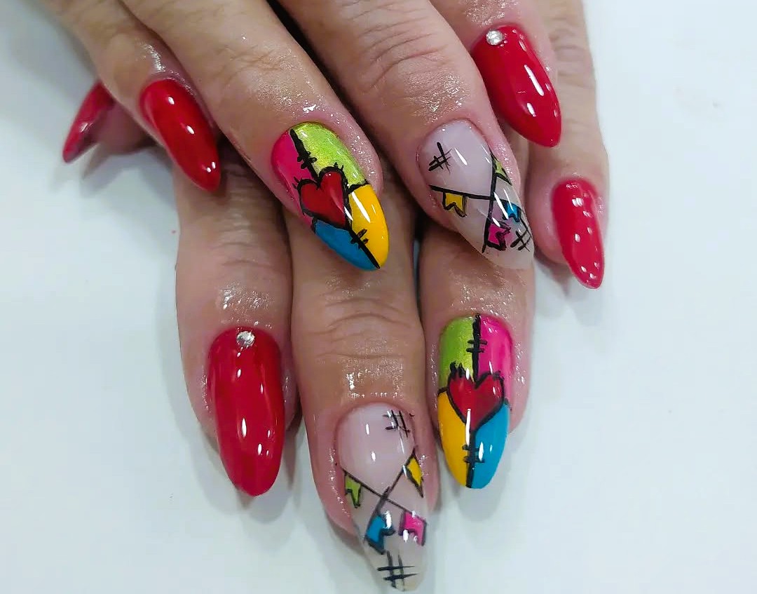 Unhas decoradas de Festa Junina xadrez e bandeirinhas 