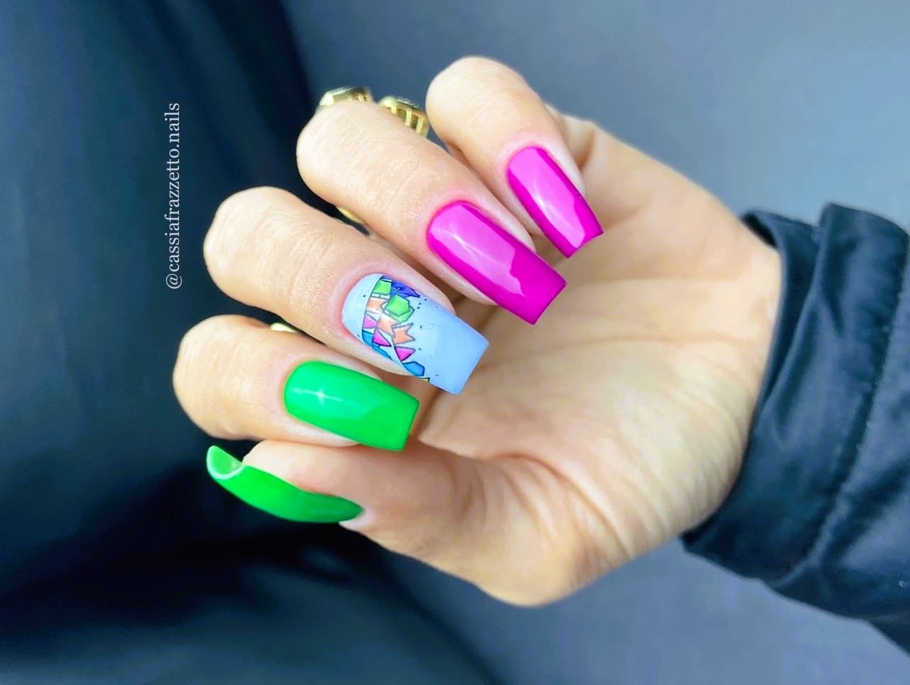 Unhas decoradas de Festa Junina xadrez e bandeirinhas 