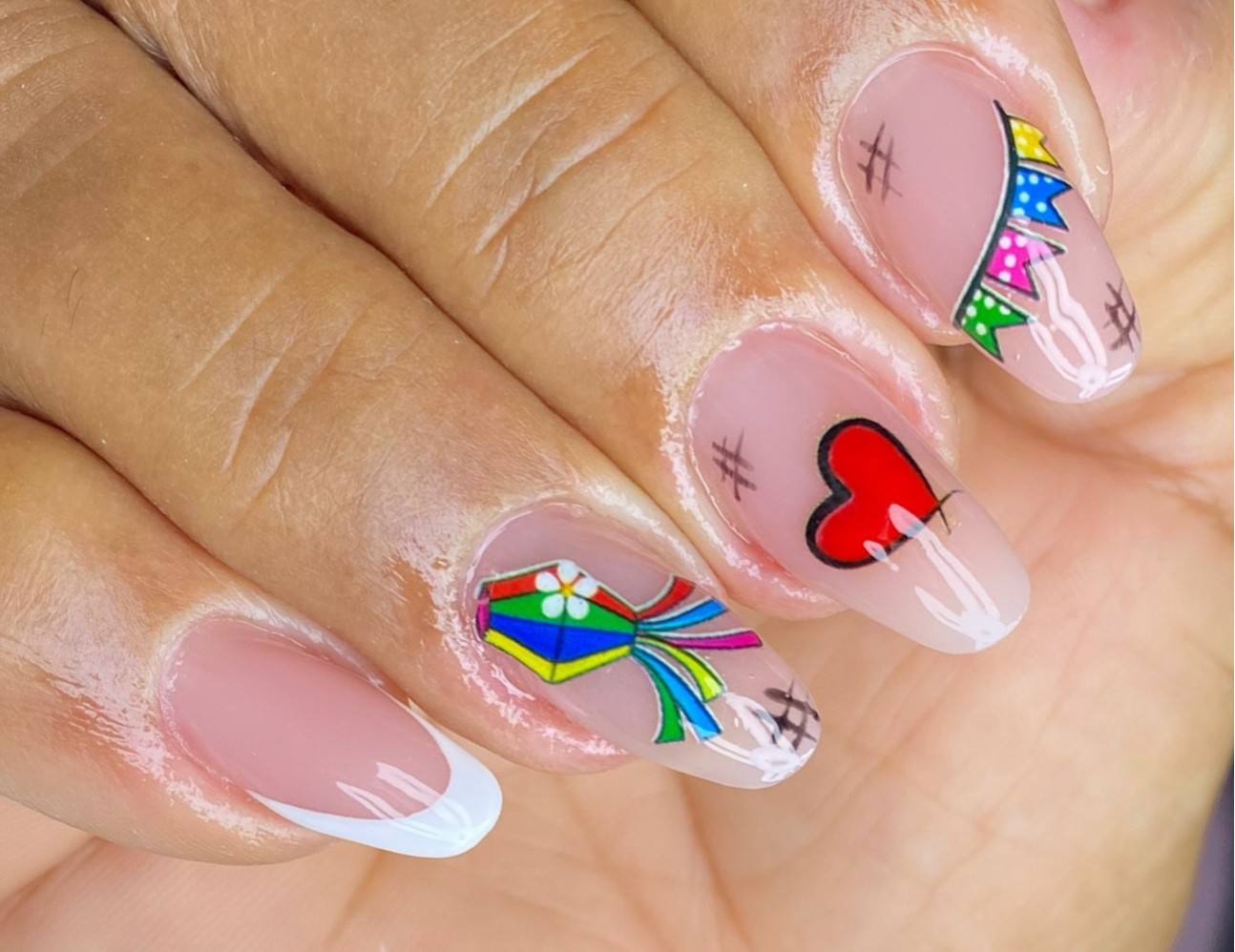 Unhas decoradas de Festa Junina xadrez e bandeirinhas 