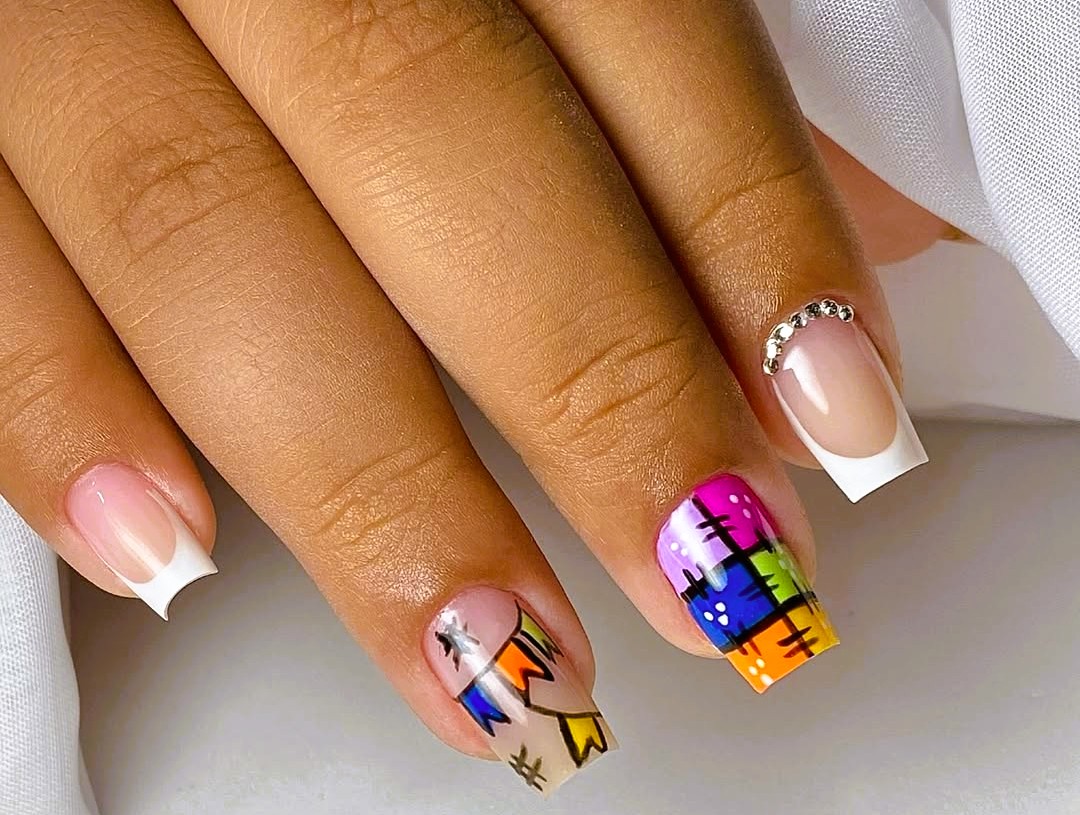 Unhas decoradas de Festa Junina xadrez e bandeirinhas 