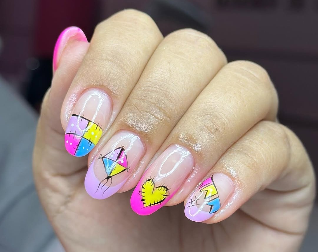 Unhas decoradas de Festa Junina xadrez e bandeirinhas 