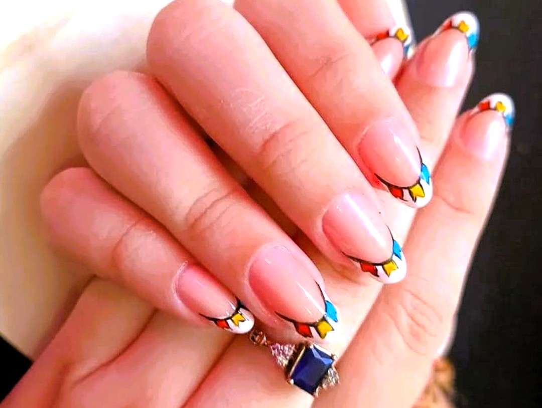 Unhas decoradas de Festa Junina xadrez e bandeirinhas 