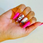 Unhas decoradas de Festa Junina com estampa xadrez, bandeirinhas e cores vibrantes