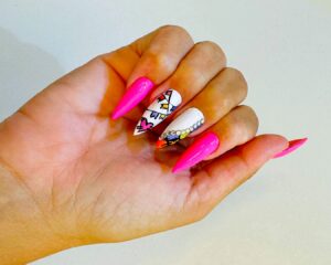 Unhas decoradas de Festa Junina com estampa xadrez, bandeirinhas e cores vibrantes