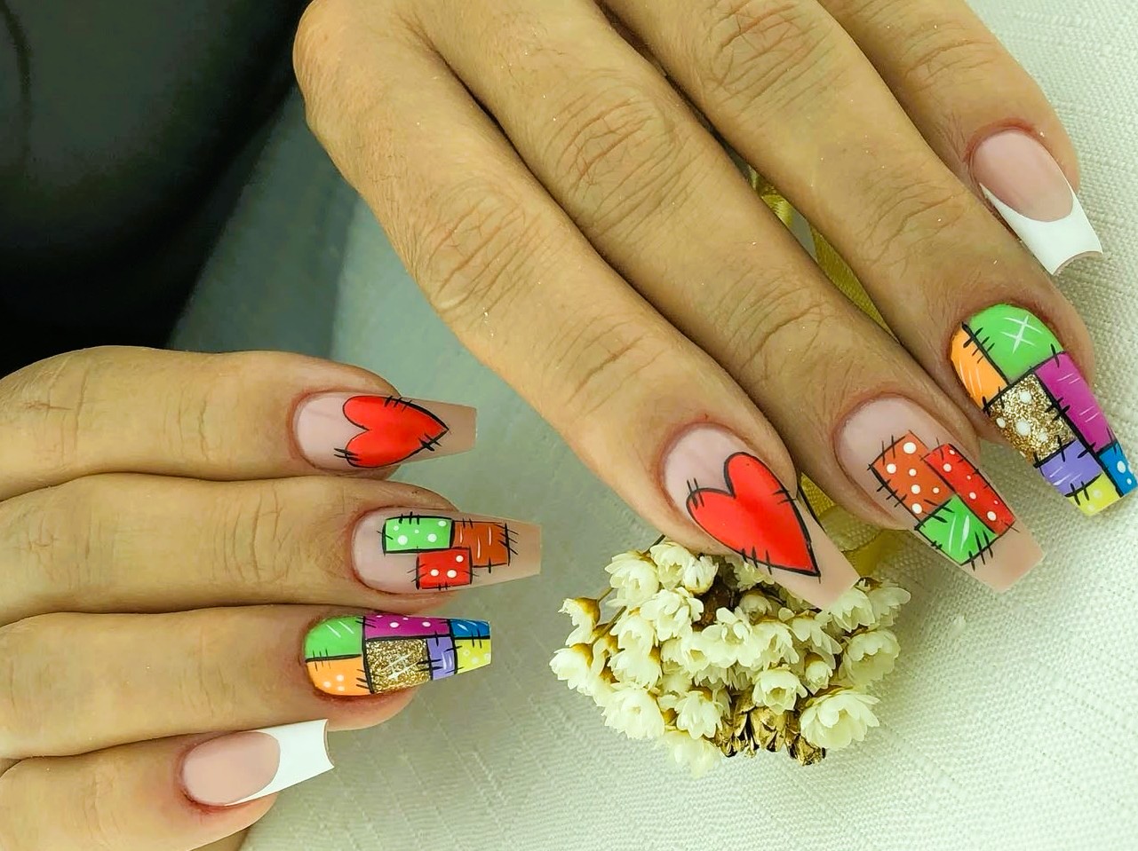 Unhas decoradas de Festa Junina xadrez e bandeirinhas 