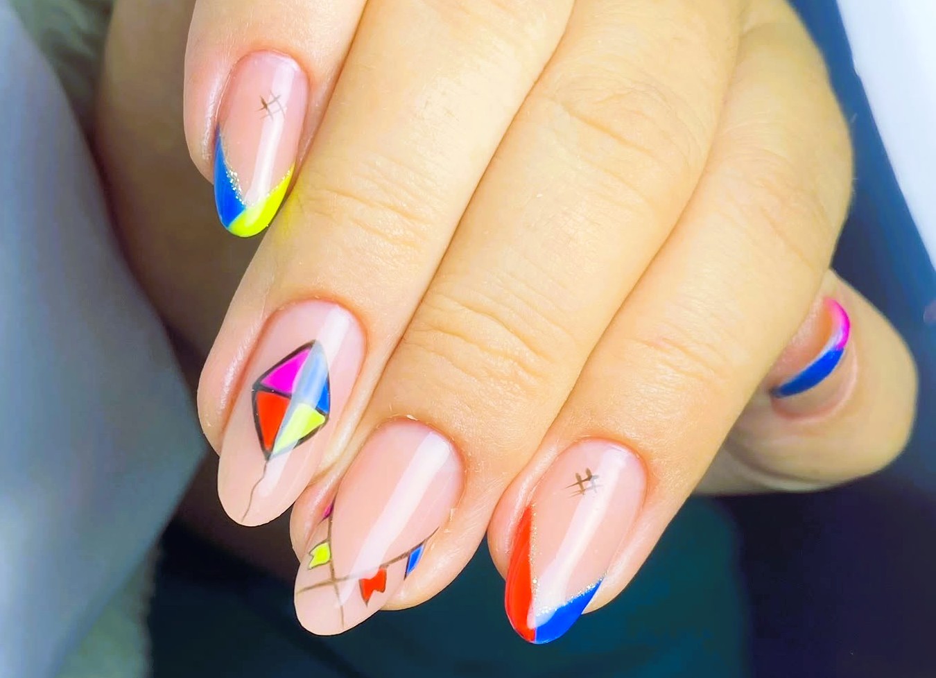 Unhas decoradas de Festa Junina xadrez e bandeirinhas