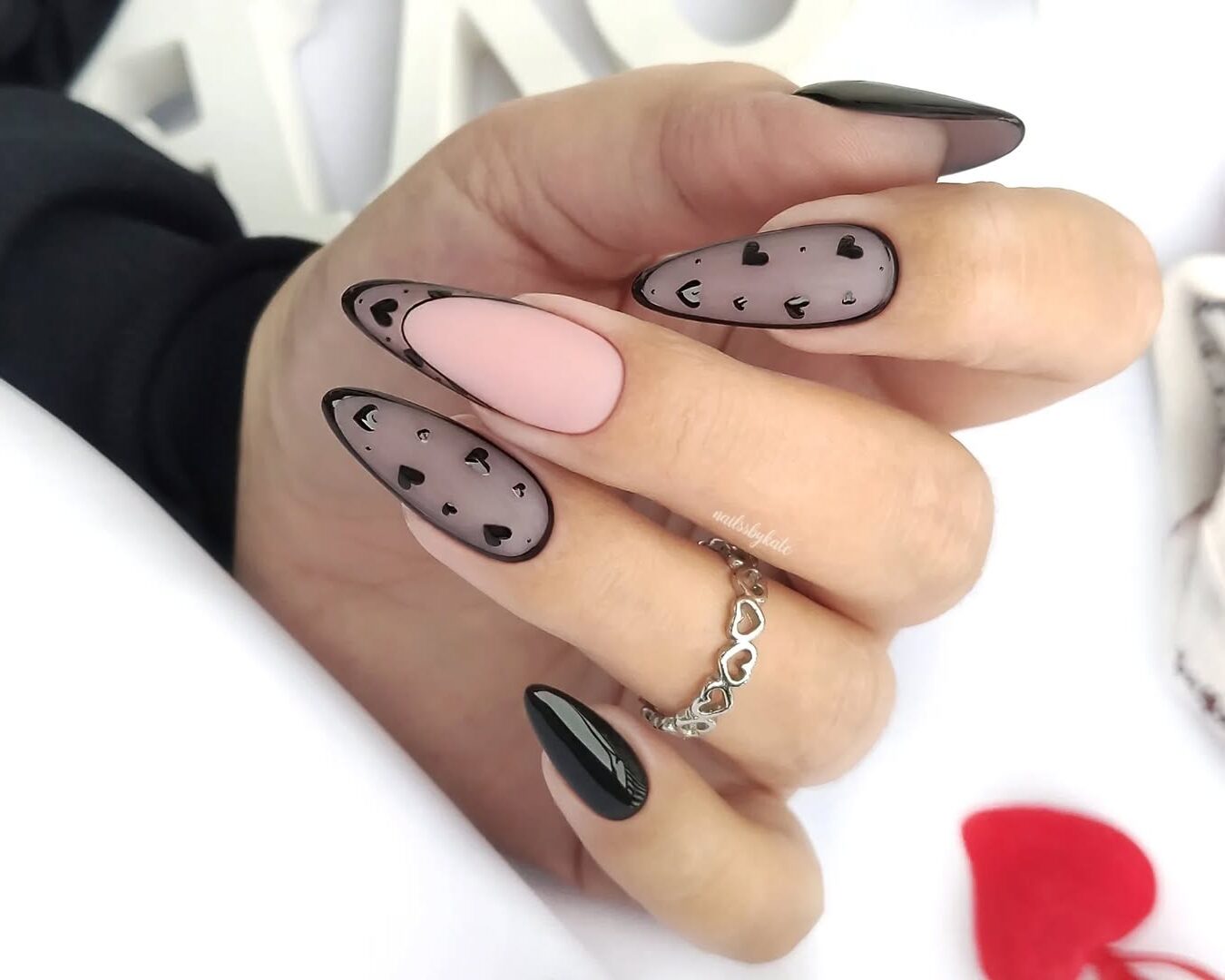 Unhas românticas para arrasar no Dia dos Namorados 