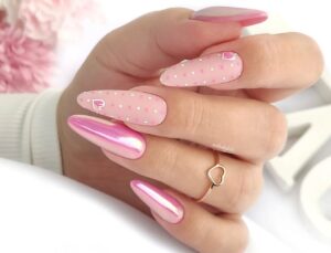 Cores de esmalte que combinam com cada tipo de encontro romântico