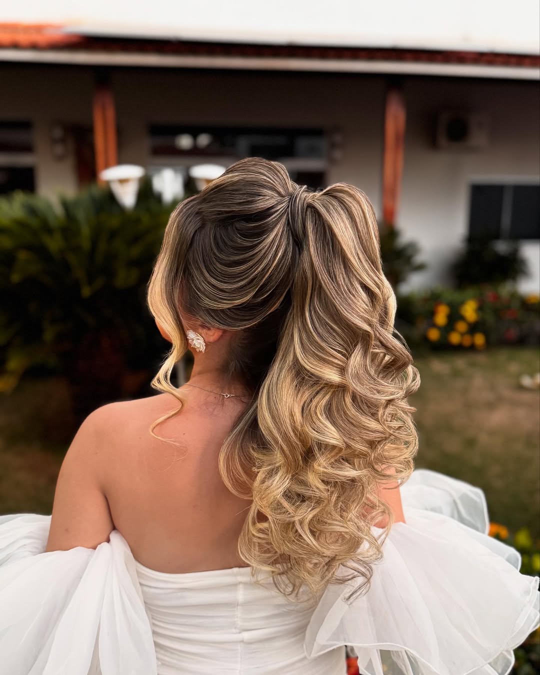 Penteados simples e estilosos para o Dia dos Namorados Rabo de cavalo alto com volume 
