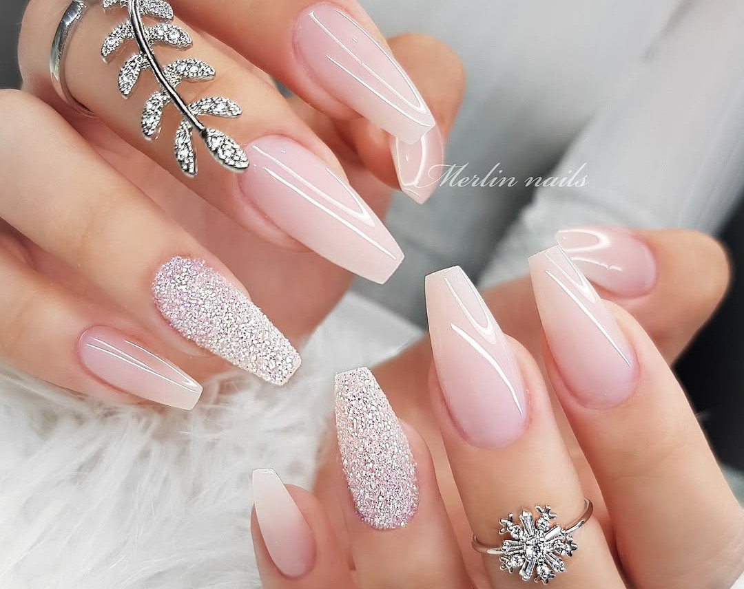 Unhas minimalistas e elegantes para o Dia dos Namorados Brilho 