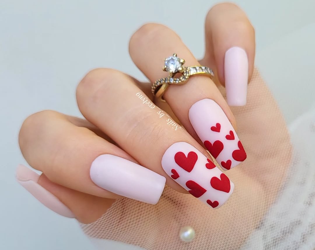 Unhas minimalistas e elegantes para o Dia dos Namorados Coração 