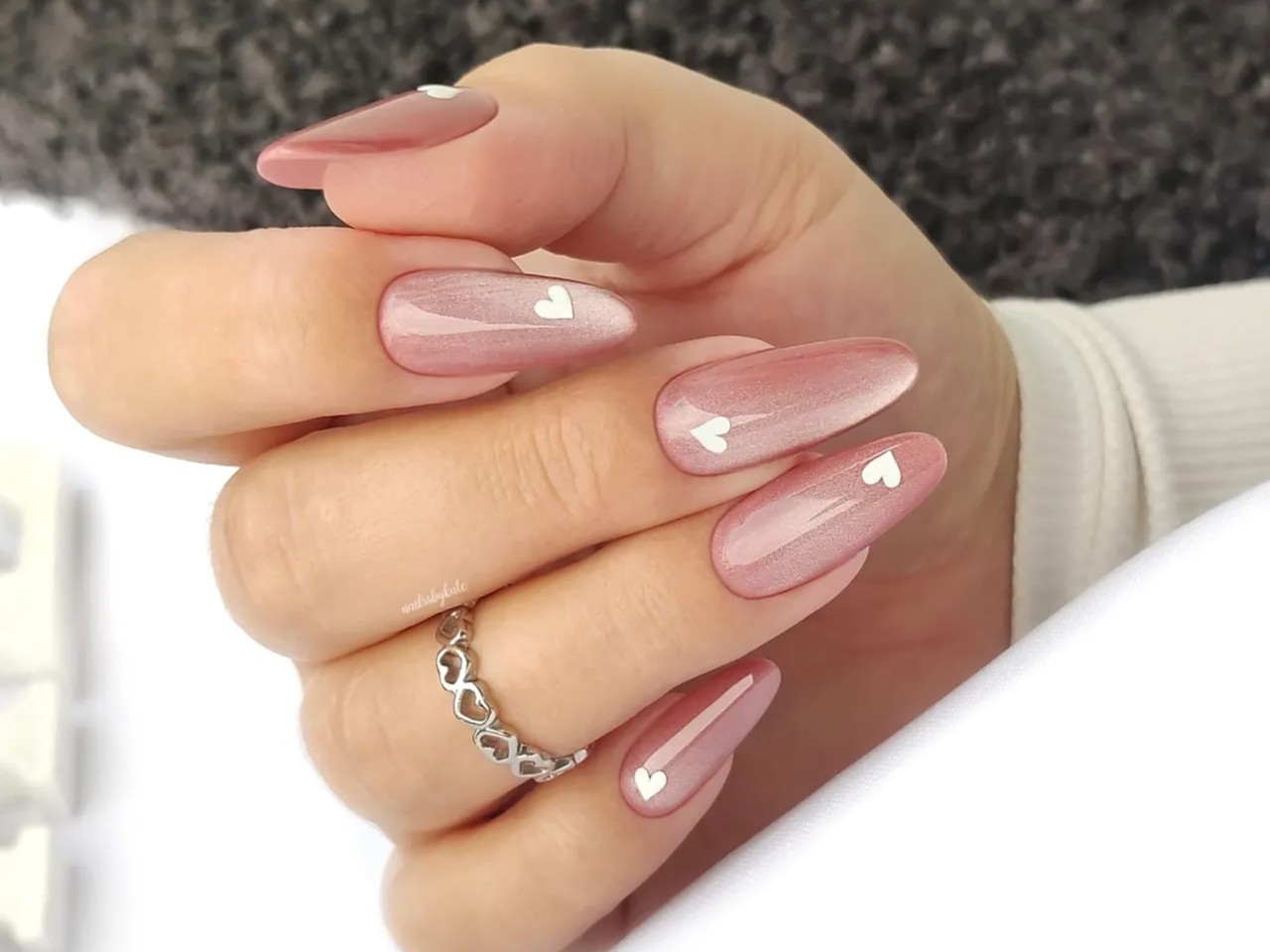 Unhas minimalistas e elegantes para o Dia dos Namorados Coração 
